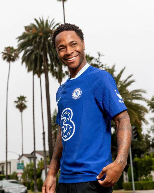 OFICIAL: El delantero internacional inglés Raheem Sterling firmó un contrato de cinco años con el Chelsea, llega procedente del Manchester City. Según Sky Sports, el Chelsea habría conseguido el fichaje de Sterling por 47,5 millones de libras (56,1 millones de euros, 56,6 millones de dólares), mientras que la BBC anuncia un traspaso de 50 millones de libras (50 millones de euros, 50,4 millones de dólares) acompañado de bonificaciones.