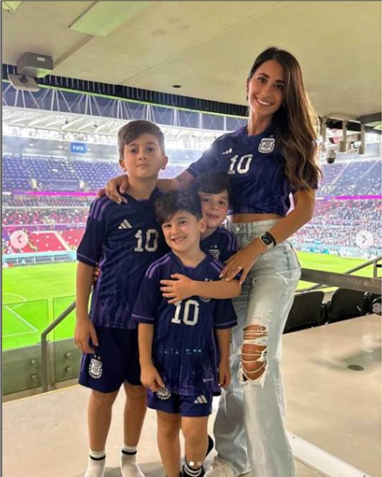 Antonela Roccuzzo fue acompañada por sus hijos Thiago, Mateo y Ciro Messi.