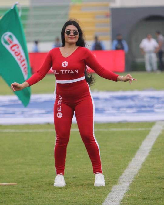 Estas bellas edecanes pusieron algo de ambiente con bailes sobre la cancha.