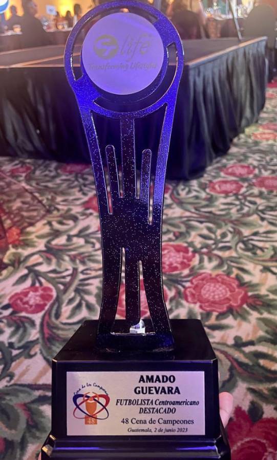 Este fue el trofeo entregado al exjugador hondureño Amado Guevara.