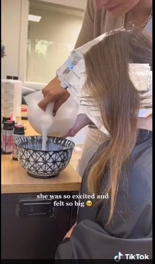 La niña estaba ansiosa por ver su nueva apariencia y comenzó a aplaudir después de que le quitaron las láminas del cabello.
