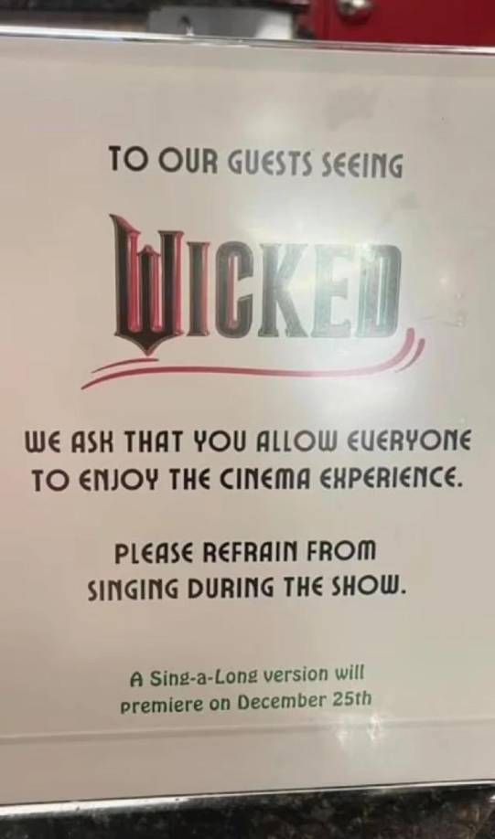 Según AMC, los espectadores tienen prohibido cantar las canciones de Wicked durante la proyección de la película. De hecho, al igual que hablar, cantar durante la función está estrictamente prohibido dentro del cine en todo momento.