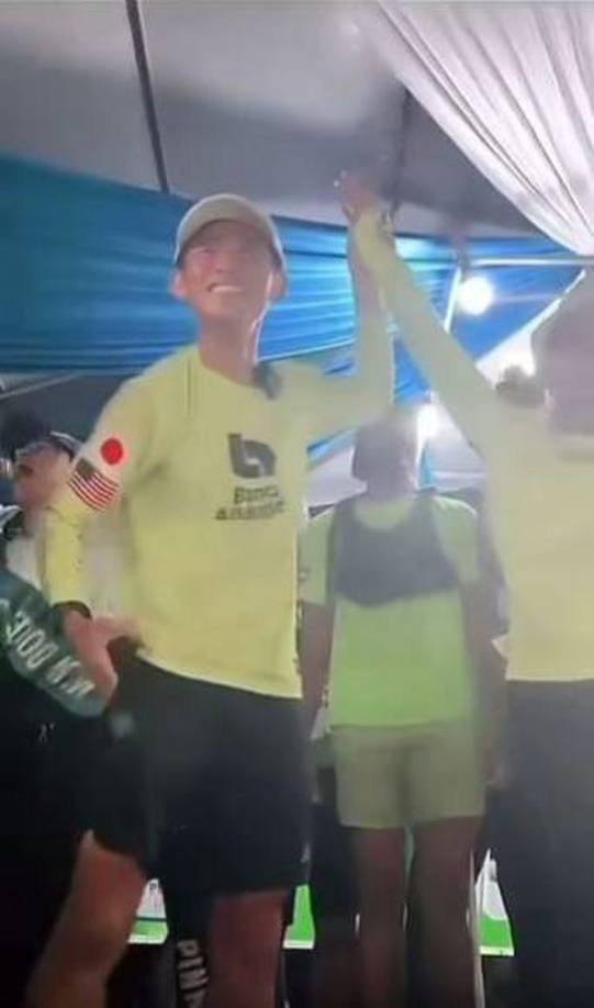 Shin confesó que se sintió atraído por ella al ver sus fotos y descubrir que dedicaba su tiempo a actividades altruistas, como apoyar fundaciones para niños con cáncer y animales sin hogar.