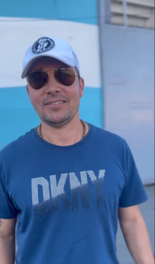 El famoso cantante nacional, Polache, es uno de los aficionados especiales de esta noche.