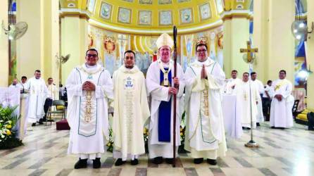 <b>Los nuevos sacerdotes Óscar Funes, Marvin Guerra, el arzobispo Lenihan y Eduardo Ramírez luego de la ceremonia.</b>