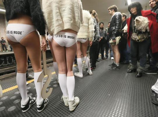 Ciudades del mundo celebran el Día Sin Pantalones en el Metro