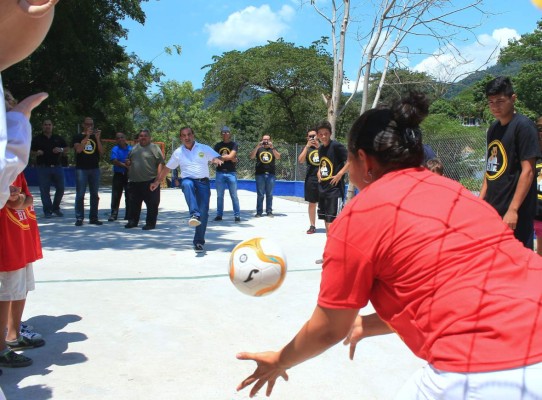 Construyen una cancha multiusos para vecinos del bordo El Tren