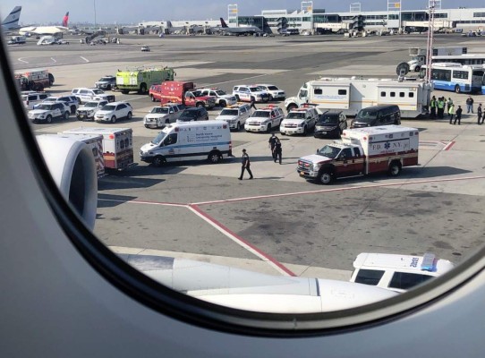 EEUU: Aterriza avión con 19 pasajeros enfermos en Nueva York