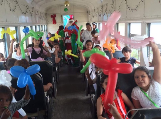 Sampedranos ya disfrutan de los 'viajes de la alegría” en el trencito navideño