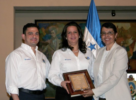 Fundación Ficohsa recibe reconocimiento por su apoyo a la educación prebásica