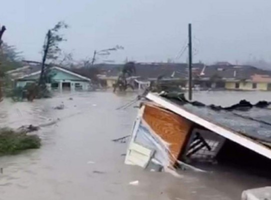 Huracán Dorian: súplicas de ayuda en unas islas Bahamas inundadas
