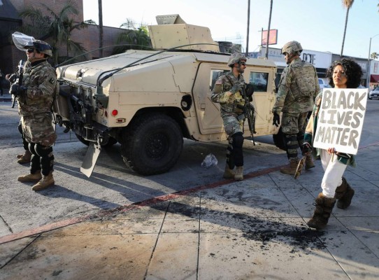 Los Ángeles convoca a la Guardia Nacional por ola de saqueos y violencia