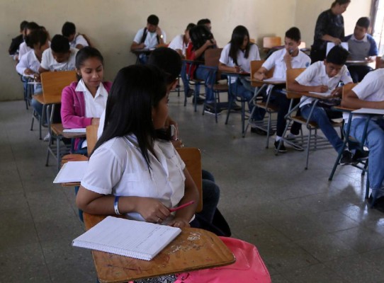 Apenados inician los estudiantes aplazados la 'escuelita” de dos meses