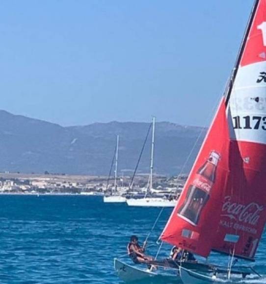 Cerdeña es una gran isla italiana en el mar Mediterráneo. Tiene cerca de 2,000 km de costa, playas de arena y un interior montañoso con senderos para excursionismo. Aquí es donde ha disfrutado David Suazo de unas merecidas vacaciones.