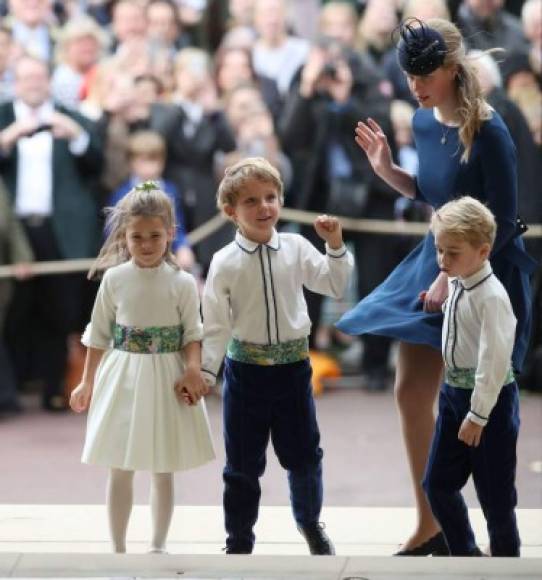El Príncipe George de Cambridge llegó con Lady Louise Mountbatten-Windsor para participar en la ceremonia de boda de la Princesa Eugenia de York.
