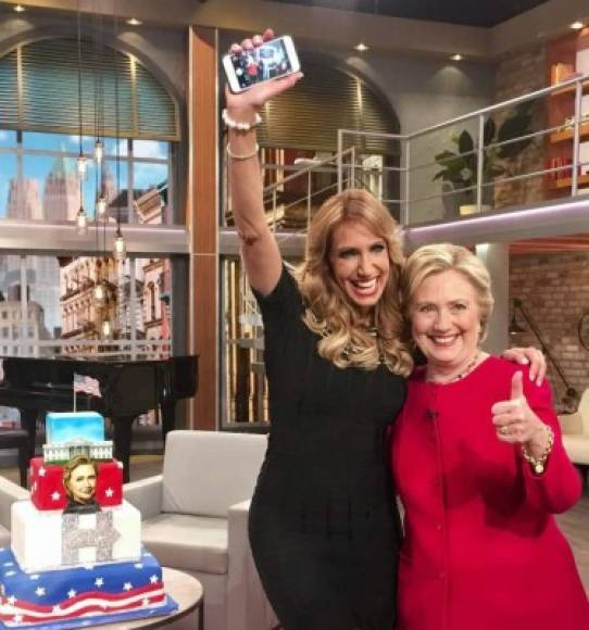 Hillary Clinton celebrando la llegada de Hillary Clinton a El Gordo y La Flaca.