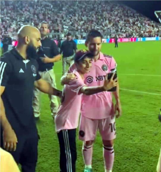 Finalmente, Messi aceptó que el niño se acercara y se tomaron una selfie que quedará para el recuerdo de este pequeño fan. Hermoso gesto del argentino.