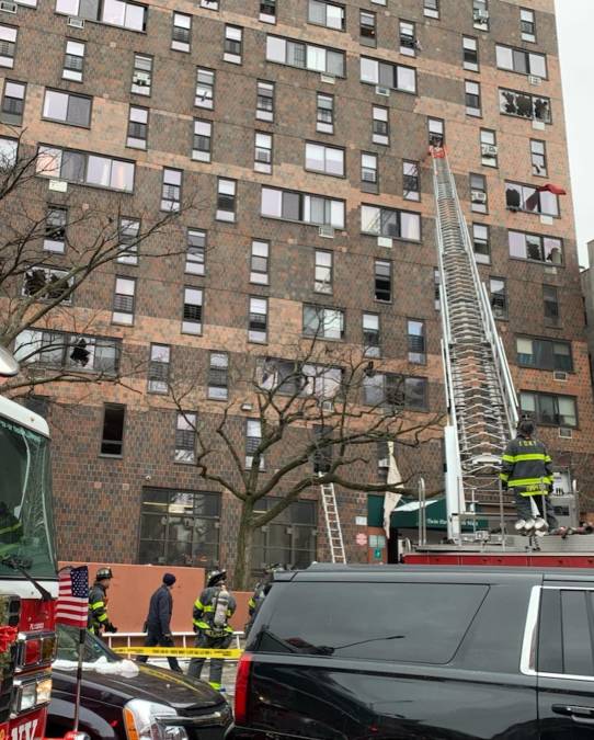 Al menos 200 bomberos participaron en la extinción del fuego que se declaró hacia media mañana en los pisos segundo y tercero de un edificio de 19 pisos, en el corazón del Bronx, según el departamento de bomberos de Nueva York (FDNY).