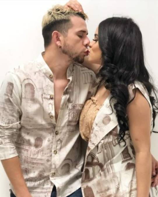 Ónice Flores y Mr Jc forman una de las parejas más populares de la farándula nacional. Los jóvenes suelen compartir fotos y dedicatorias de amor en sus redes sociales.