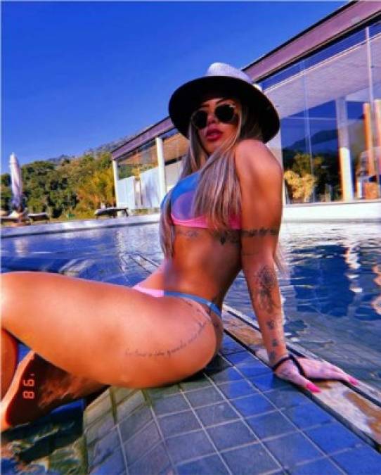 En las últimas horas, Rafaella ha subido ardientes imágenes en su cuenta de Instagram y son miles de comentarios y 'me gustas' los que acumula.