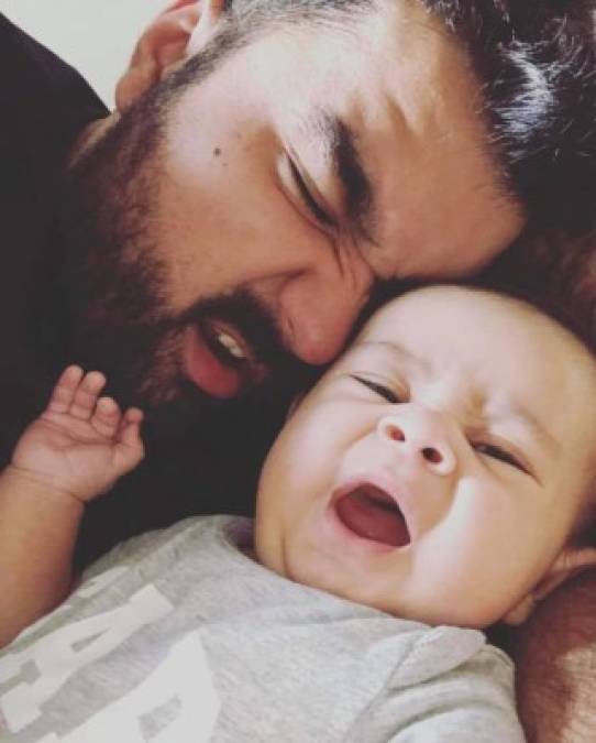 Abeldidit mostró en Instagram con orgullo a su pequeño hijo. 'Estoy loco por ti Santi', indicó el famoso dj hondureño.