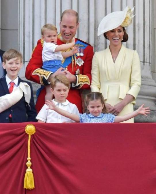 Pese a que Meghan eclipsó a las cámaras durante el desfile de las carrozas, fue Louis quién detuvo la atención de todas las miradas.