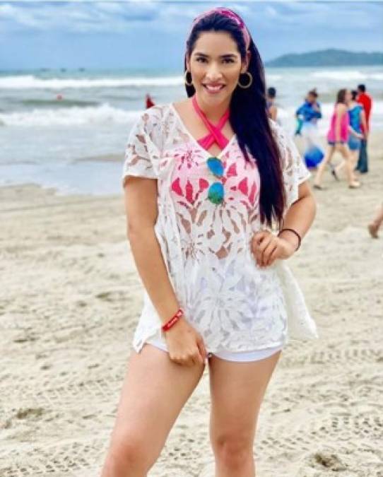 Carolina Lanza, periodista de HCH, se despidió de la Semana Santa 2019 en las playas de Tela.