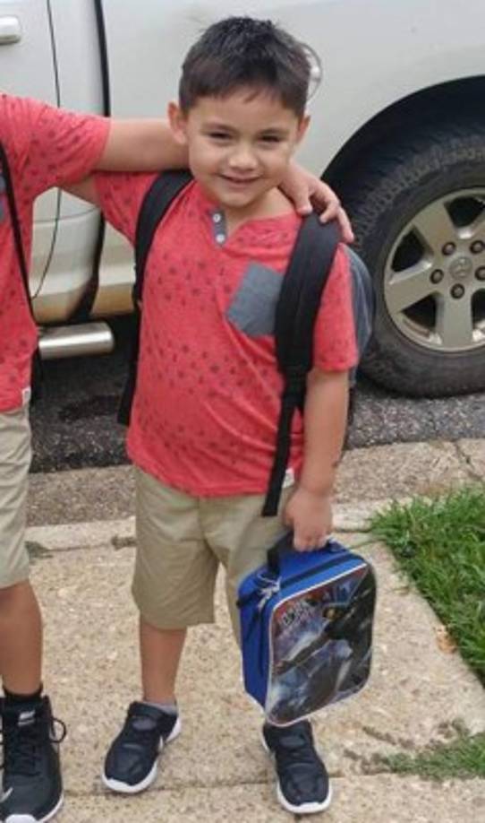 El pequeño Armando Hernández, de seis años de edad, ha sido identificado como una de las primeras víctimas del tornado. El menor se separó de su madre Kayla Melton, cuando el tornado impactó en el condado de Lee.