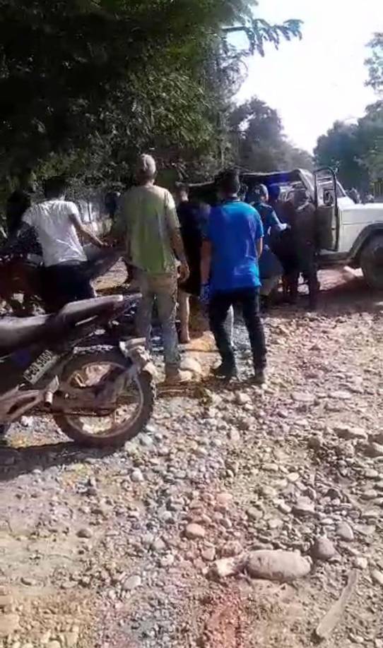 En medio del reclamo, los policías procedieron a esposar a Julio Rodríguez.