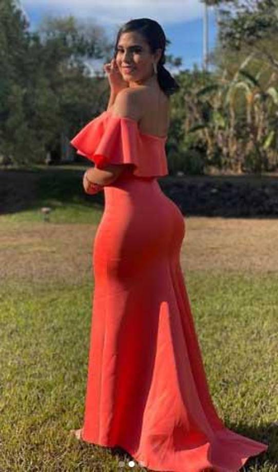 Sus comienzos tuvieron lugar al ser descubierta por Salvador Nasralla y el primer programa en donde estuvo fue Cinco Deportivo.