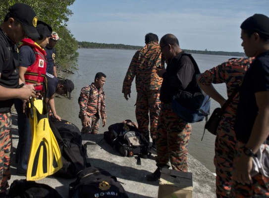 Naufraga barco, al menos 32 desaparecidos