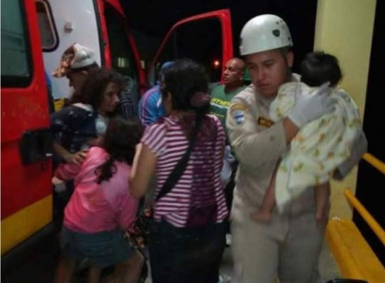 Tela: Unas 23 personas heridas deja volcamiento de vehículo