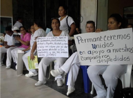 Cansados de la crisis, médicos y enfermeras realizan marcha