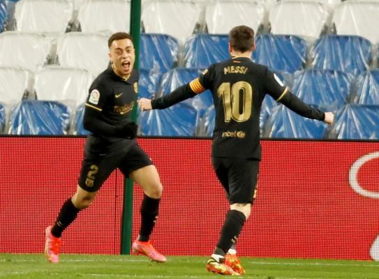 GRAF9375. SAN SEBASTIÁN, 21/03/2021.- El defensa estadounidense del Barcelona, Sergiño Dest (i), celebra con su compañero Lionel Messi el tercer gol ante la Real Sociedad, durante el partido de la jornada 28 de LaLiga Santander de fútbol que han disputado este domingo en el estadio Reale Arena de San Sebastián. EFE/Javier Etxezarreta
