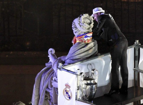 Real Madrid ofrece la Décima a los miles de aficionados en Cibeles