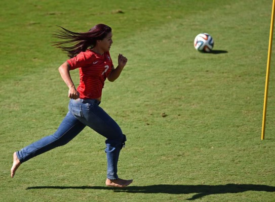 Por tocar a Ronaldo, una joven cae de una grada y resulta herida