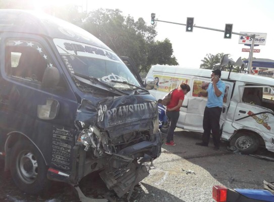 Triple colisión deja varios heridos en San Pedro Sula