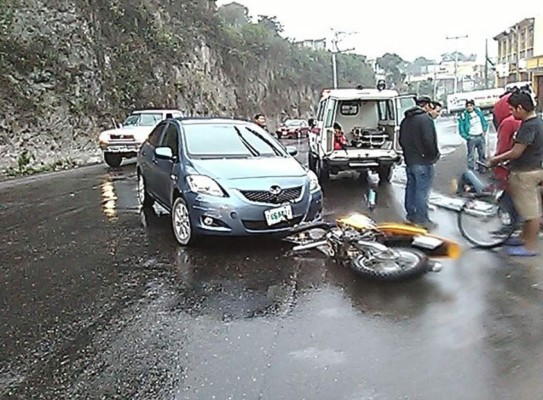 Una persona herida en colisión entre una motocicleta y un turismo