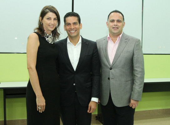 Ismael Cala charla con sampedranos