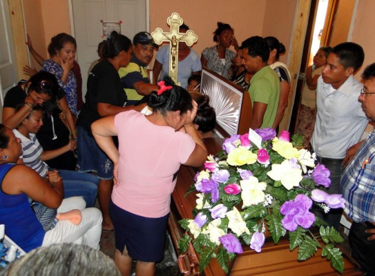 Pesar y dolor en último adiós a maestro en Tela