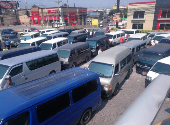 Buses 'brujitos' hacen plantón frente al aeropuerto Toncontín