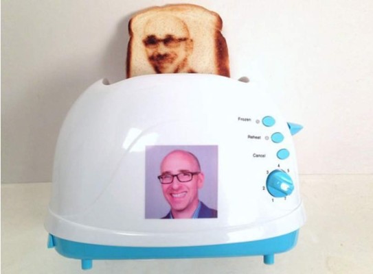 Una tostadora capaz de hacer una selfie en tu pan
