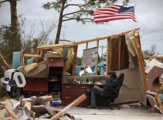 Al menos 35 muertos por tornados y tormentas en Estados Unidos