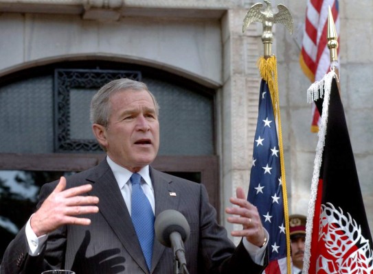 Expresidente George W. Bush pide a Biden ayuda para los refugiados afganos