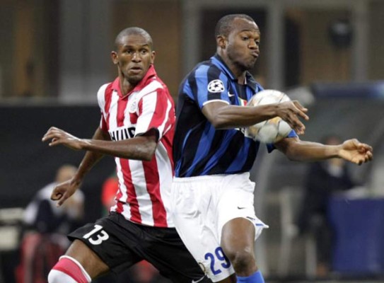 Suazo es expulsado, el Inter se impone 2-0 al PSV Eindhoven