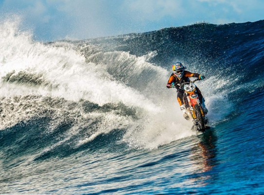 Surfeando sobre las olas ¡en motocicleta!
