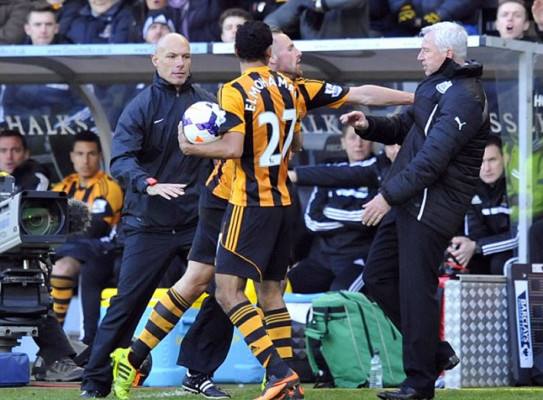 Técnico del Newcastle, expulsado y multado por cabezazo a jugador del Hull City