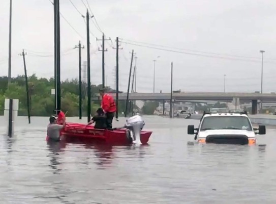 Evacúan a hondureños de sus casas en Houston