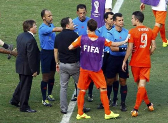 El mal perder del 'Piojo' Herrera: se agarró a empujones con Van Persie