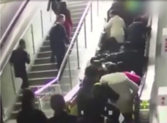 Falla en escalera eléctrica cobra nuevas víctimas